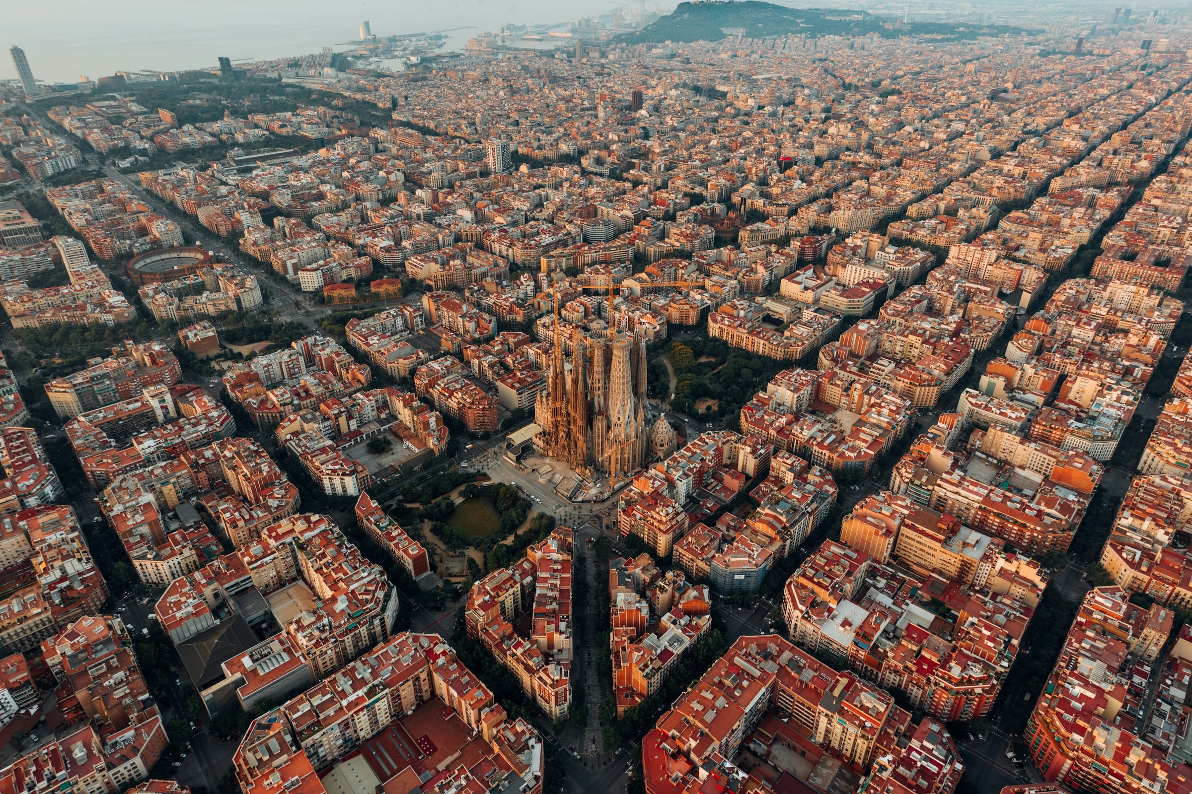 Barcelona, con la Sagrada Familia en su paisaje urbano